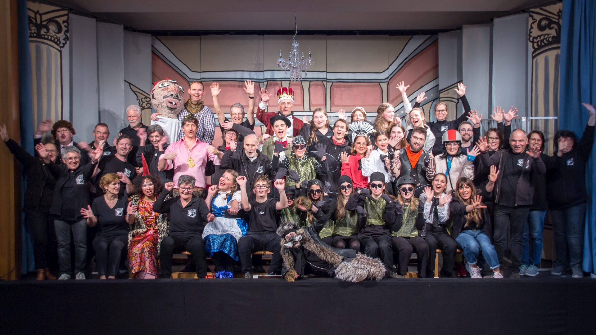 Gruppenfoto von allen Mitwirkenden am Ende einer Aufführung