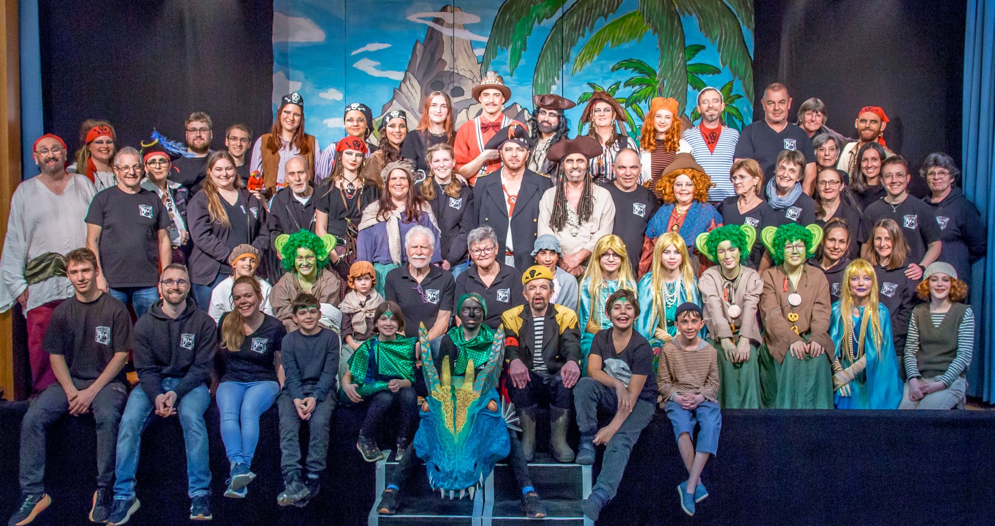 Ein Gruppenfoto mit allen Betiligten Theaterkistlern von Piraten - Chaoten der Südsee