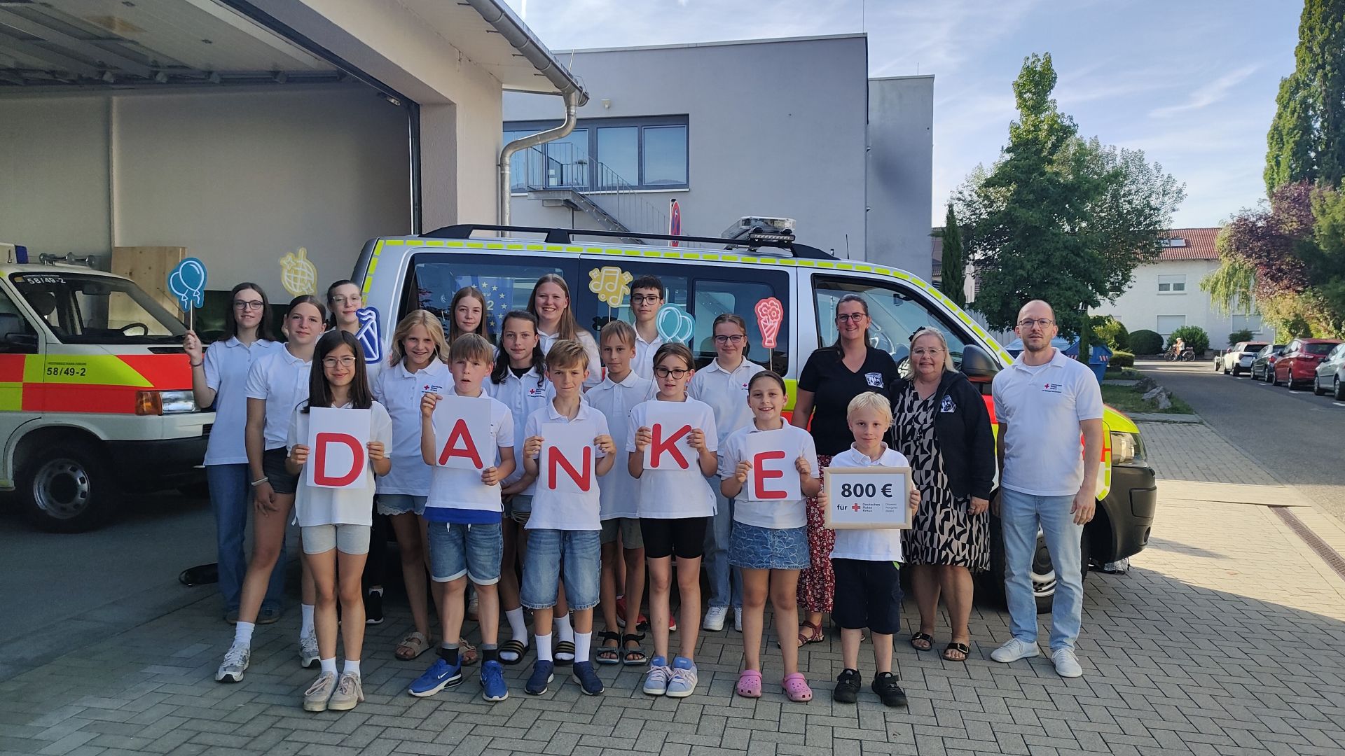 Ein Gruppenfoto von der Übergabe